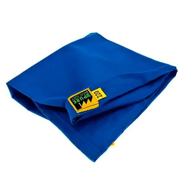 Bolsa azul Pure Factory para extracción en frío, plegada sobre fondo blanco, con etiqueta amarilla y negra marcada con el número 220. Bolsa azul Pure Factory para extracción en frío, plegada sobre fondo blanco, con etiqueta amarilla y negra marcada con el número 220.