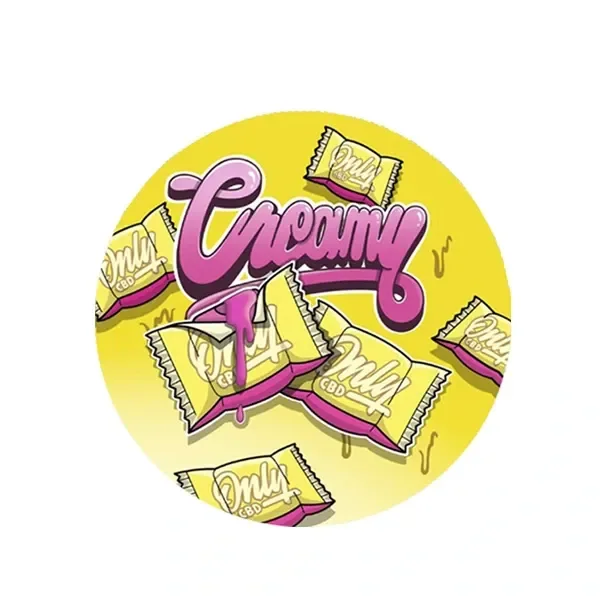 Diseño circular amarillo de Only CBD Creamy con letras rosas y dibujos de envoltorios amarillos y rosas sobre fondo blanco.