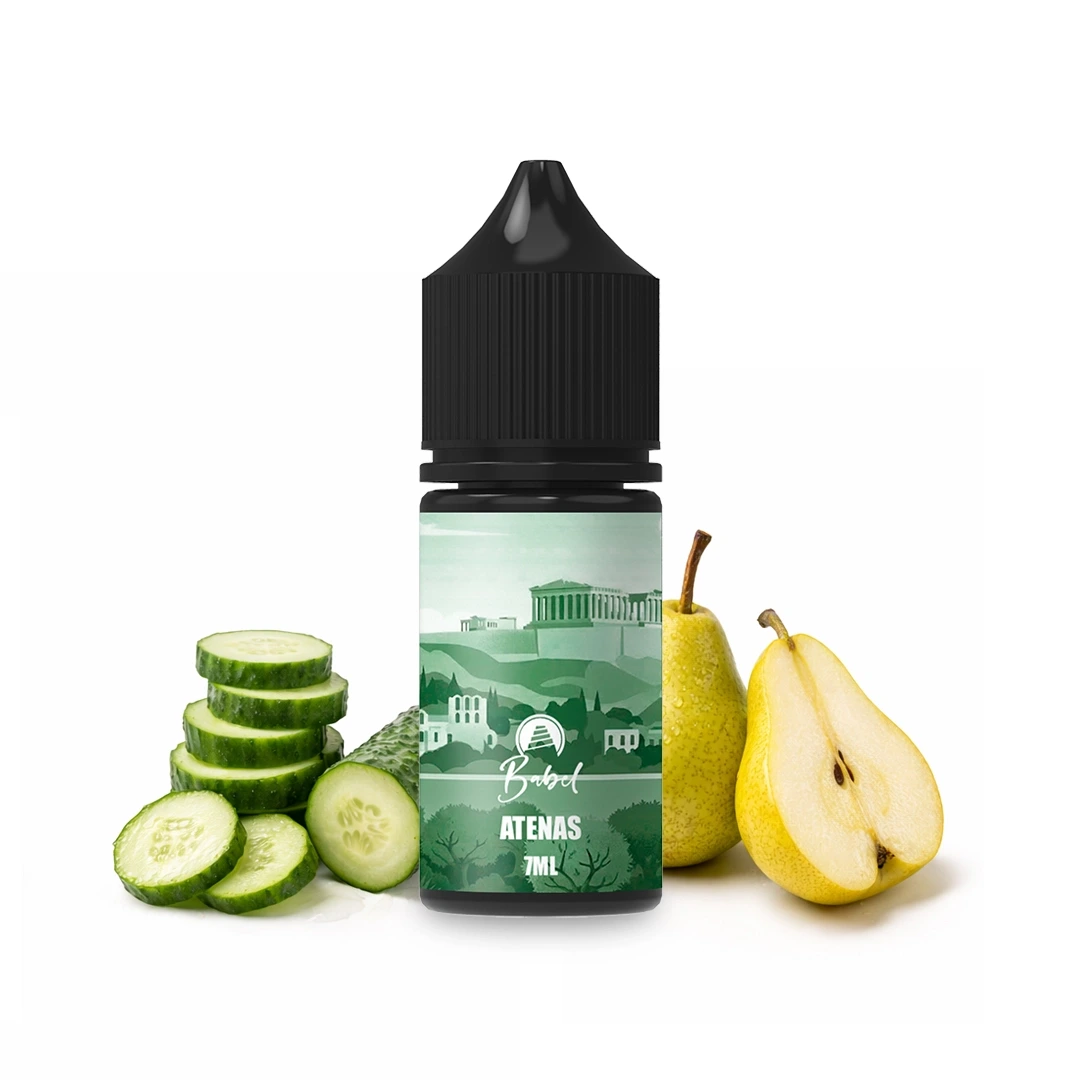 Frasco Babel Atenas Longfill de 7 ml con tapón negro y etiqueta verde, junto a rodajas de pepino y una pera entera y otra cortada.