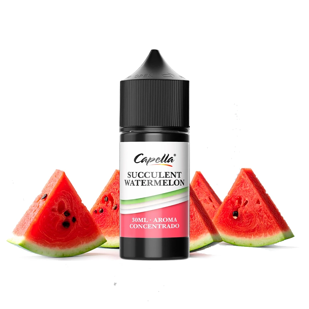 Frasco negro de Capella Succulent Watermelon con tapón puntiagudo y etiqueta blanca y roja, delante de varias rodajas de sandía.