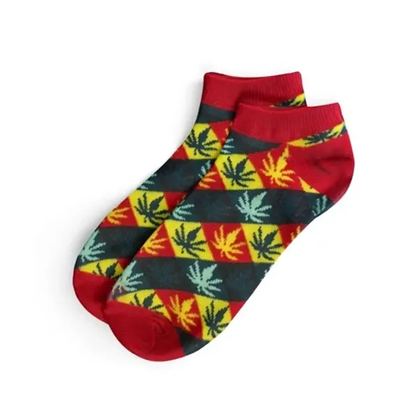 Par de calcetines cortos con puños, talones y punteras rojos y estampado de hojas de cannabis sobre cuadros amarillos, rojos y verdes.