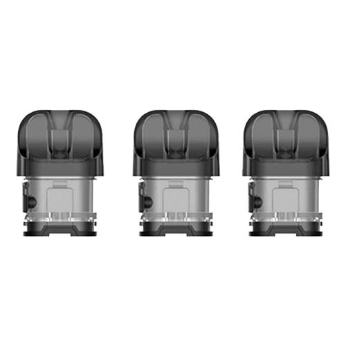 Tres pods vacíos Smok Novo 4 alineados sobre fondo blanco, con boquilla oscura y depósito translúcido.