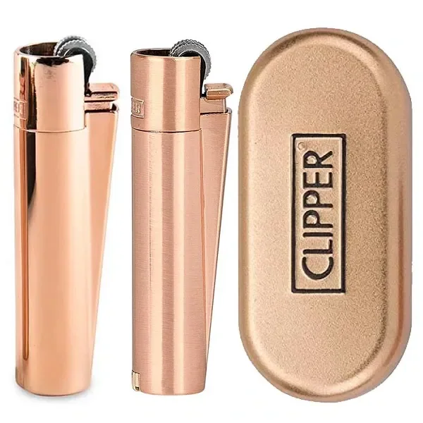 Mecheros Clipper Metal Classic Rose Gold con acabados brillante y cepillado, junto a un estuche ovalado con el logotipo.