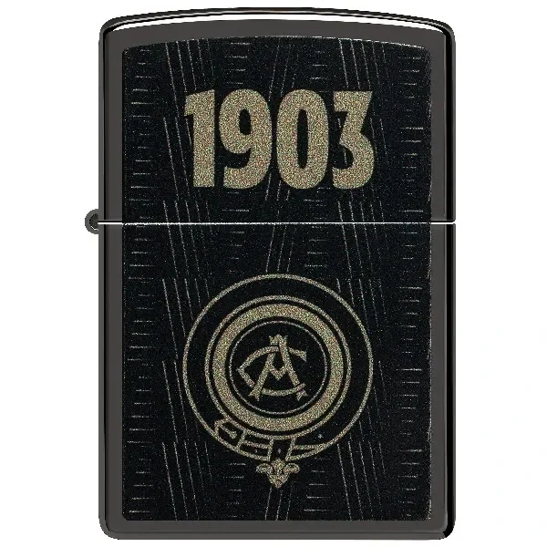 Encendedor Zippo Atlético de Madrid cerrado, de acabado oscuro, con el número 1903 y un emblema circular dorado en el frontal.