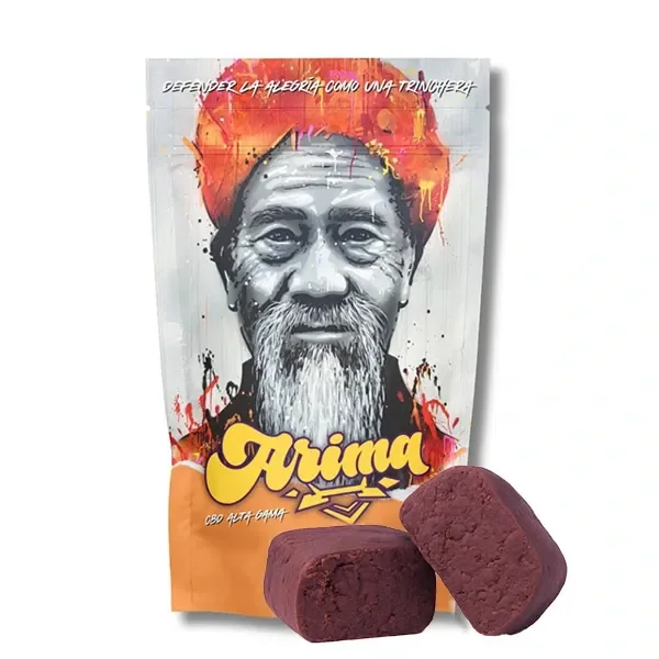 Envase de CBD Arima Hash Purple con un rostro barbado ilustrado y dos bloques de tono morado oscuro delante, sobre fondo blanco.