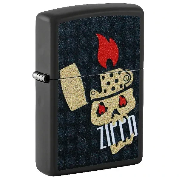 Encendedor Zippo negro cerrado, visto en ángulo, con una calavera dorada, una llama roja y el nombre Zippo en blanco.