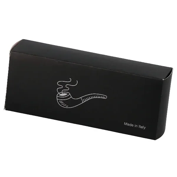 Caja rectangular negra cerrada, vista en perspectiva, con dibujo blanco de una pipa y el texto «Made in Italy».