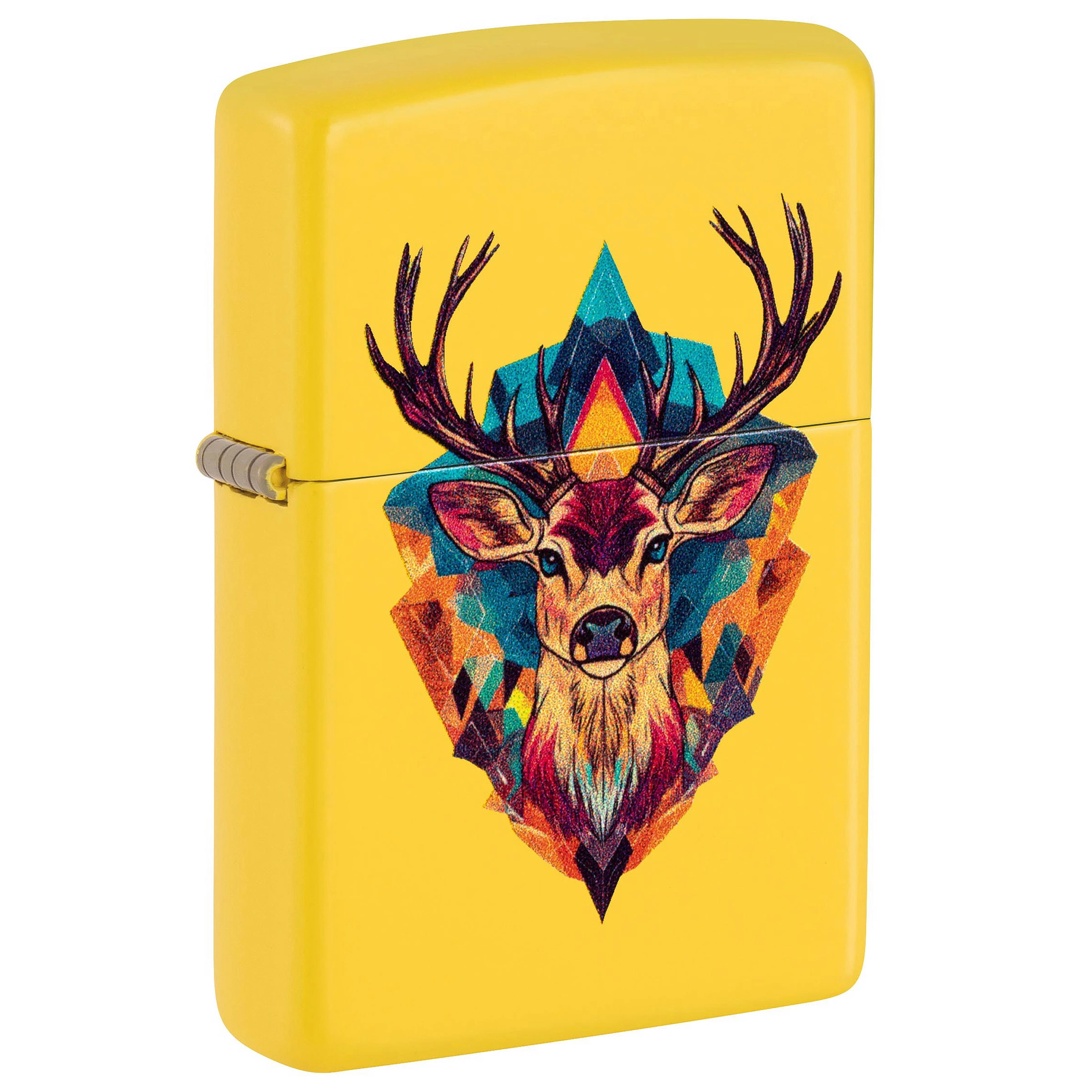Encendedor Zippo amarillo cerrado, decorado con una cabeza de ciervo de grandes astas sobre formas geométricas multicolores.