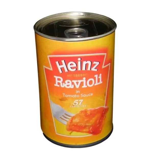 Bote de camuflaje con apariencia de conserva Heinz Ravioli, etiqueta amarilla y roja y tapa metálica con anilla sobre fondo blanco.
