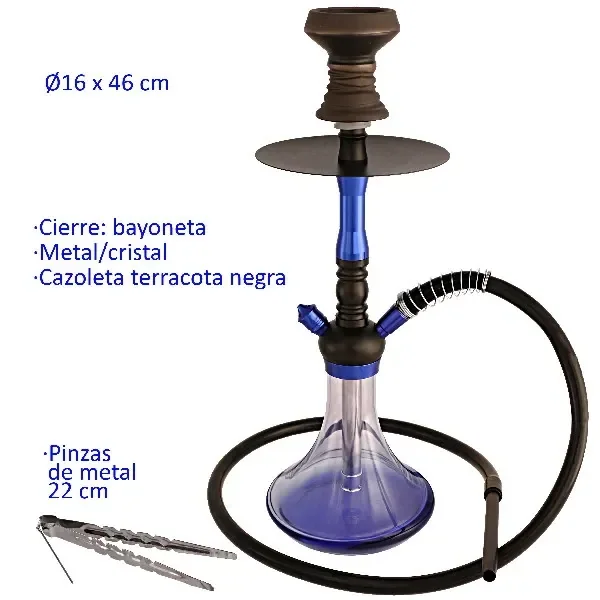 Shisha negra y azul de 46 cm con base transparente azulada, plato, cazoleta, manguera negra y pinzas al lado.