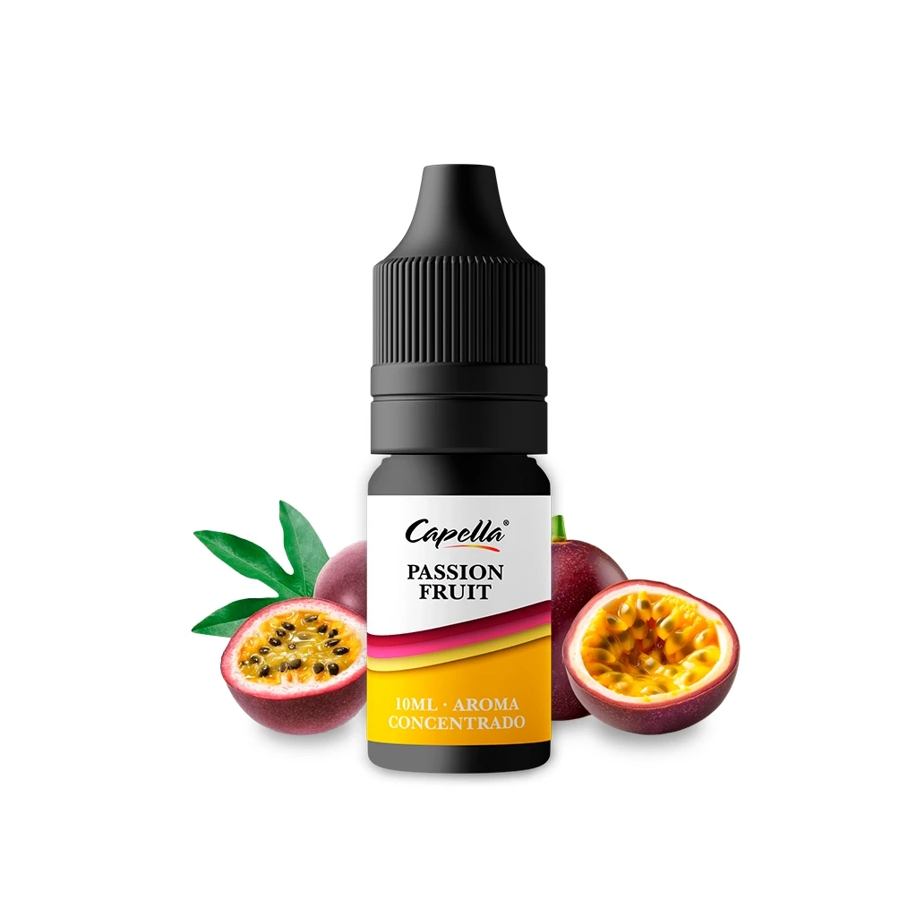 Frasco de Capella Passion Fruit con tapón negro y etiqueta blanca y amarilla, rodeado de maracuyás enteros y abiertos.