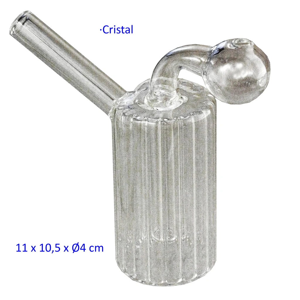 Bong de cristal transparente con cuerpo cilíndrico estriado, boquilla larga inclinada y recipiente esférico unido por un tubo curvo.