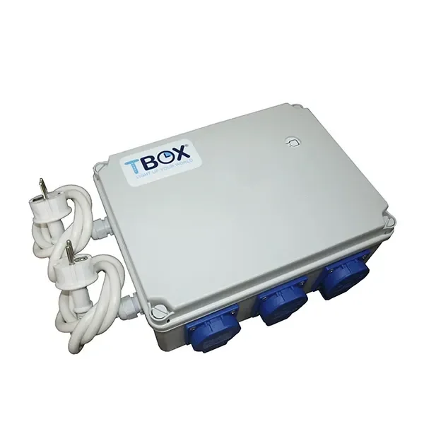 Temporizador Smart TBOX en caja rectangular gris, visto en perspectiva, con tres tapas azules frontales y dos cables blancos con enchufes.