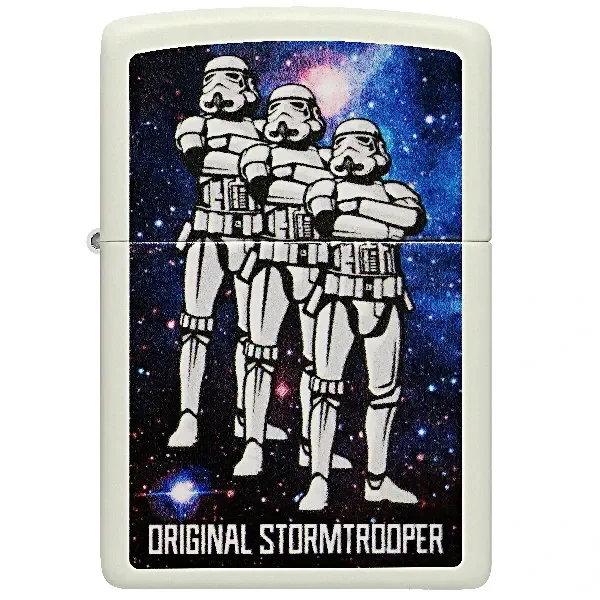 Encendedor Zippo cerrado de borde claro, con tres Stormtroopers sobre un fondo de galaxia y el texto «Original Stormtrooper».