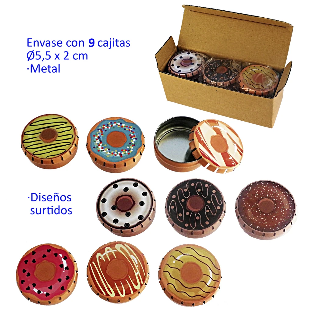 Cajitas metálicas redondas con tapas decoradas como dónuts, en diseños variados, con una abierta y una caja expositora al fondo.