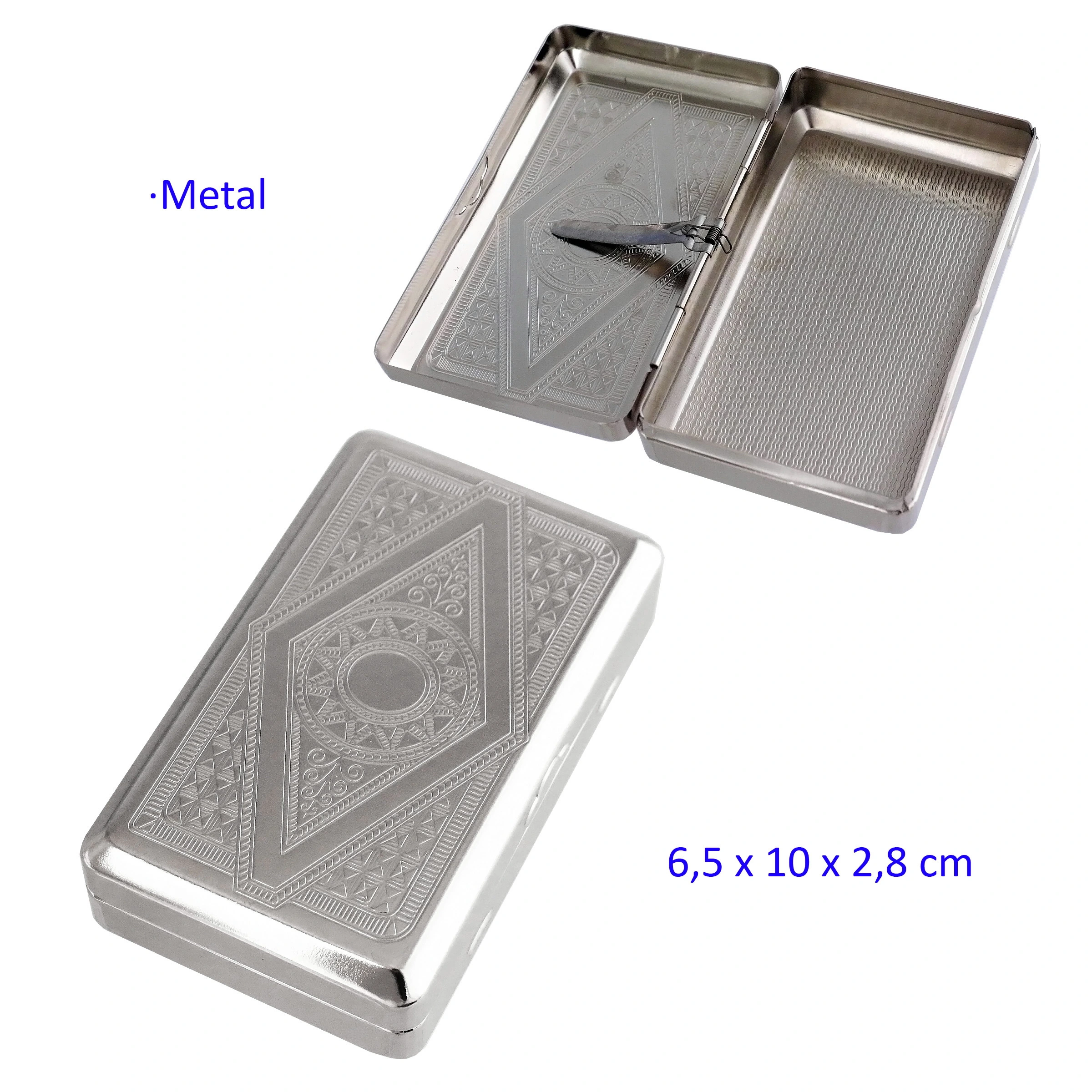 Caja para tabaco metálica plateada, abierta y cerrada, con grabado geométrico de rombos y una pinza interior visible.