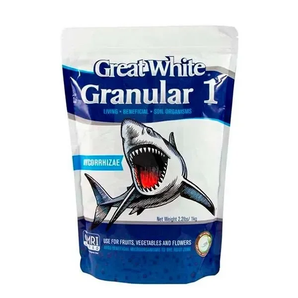 Bolsa blanca y azul de Great White Granular 1, con un tiburón ilustrado de boca abierta y la indicación de micorrizas. Bolsa blanca y azul de Great White Granular 1, con un tiburón ilustrado de boca abierta y la indicación de micorrizas.