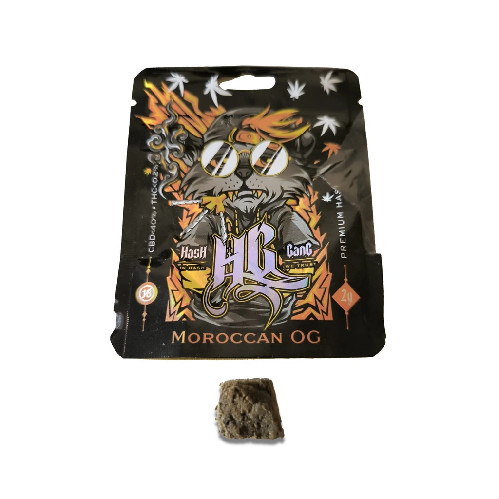 Bolsa negra Hash Gang Moroccan OG con un felino ilustrado con gafas de sol y una pequeña pieza marrón situada delante.