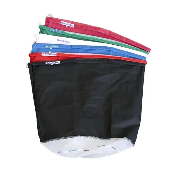 Bolsas Ice-O-Lator superpuestas con bordes granate, verde, blanco, azul, rojo y negro; la delantera muestra el fondo de malla. Bolsas Ice-O-Lator superpuestas con bordes granate, verde, blanco, azul, rojo y negro; la delantera muestra el fondo de malla.