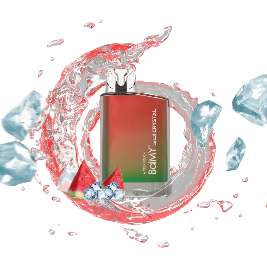 Vaper BalMY GO Crystal Watermelon con cuerpo rojo y verde, rodeado de una salpicadura, hielo y trozos de sandía sobre fondo negro.