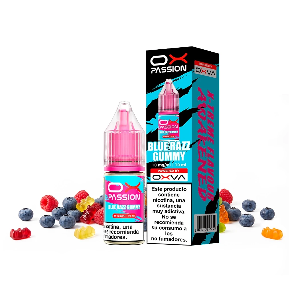Frasco y caja de Ox Passion Blue Razz Gummy de Oxva, en turquesa y rosa, rodeados de frutos rojos, arándanos y gominolas.