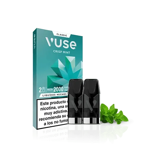 Dos pods negros Vuse Crisp Mint delante de su caja turquesa, junto a hojas de menta sobre un fondo negro con reflejo.