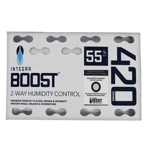 Sobre rectangular Integra Boost de control de humedad al 55 %, con tarjeta indicadora central y texto negro sobre fondo gris.