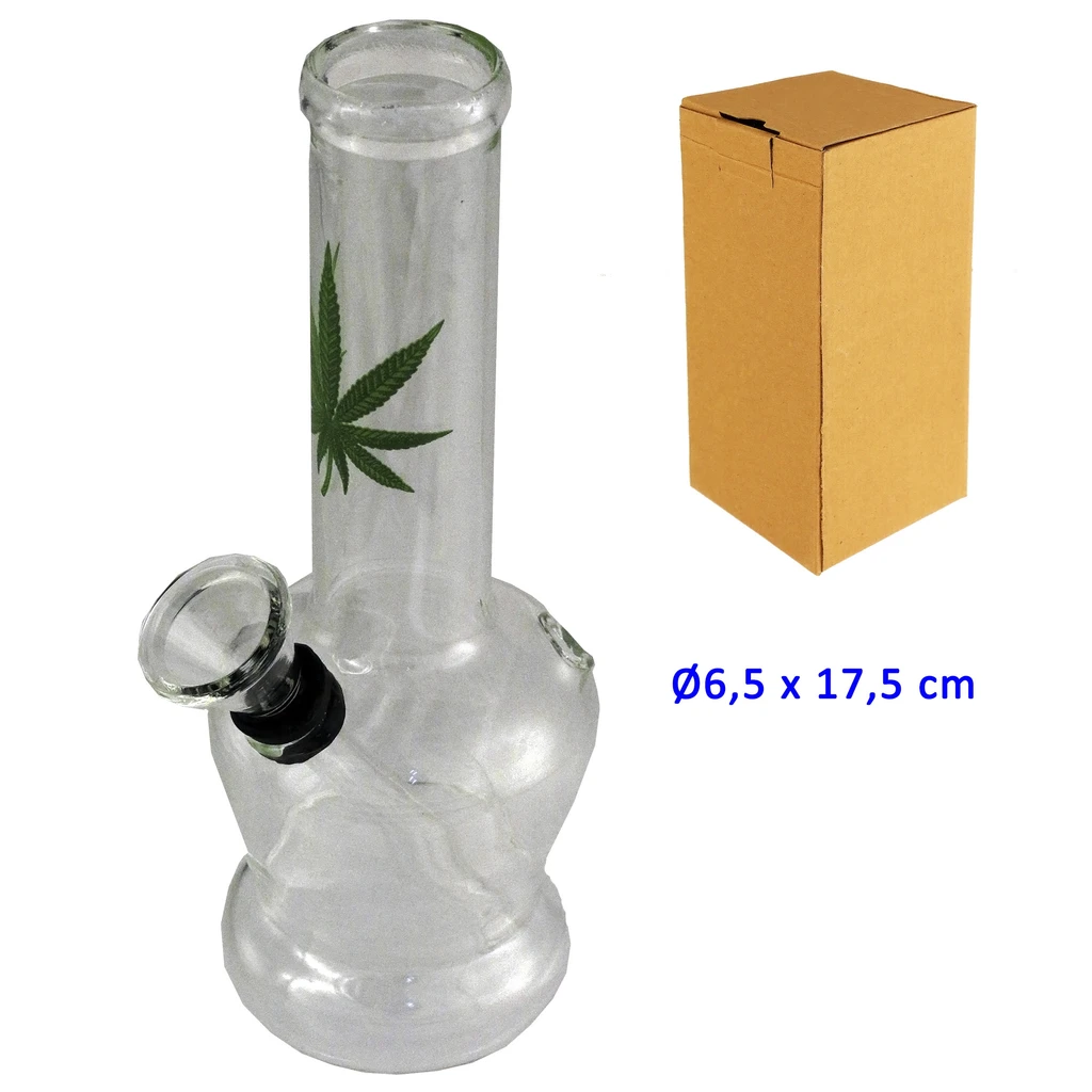 Bong de cristal transparente con hoja verde en el tubo, cazoleta lateral y base abombada, junto a una caja de cartón.
