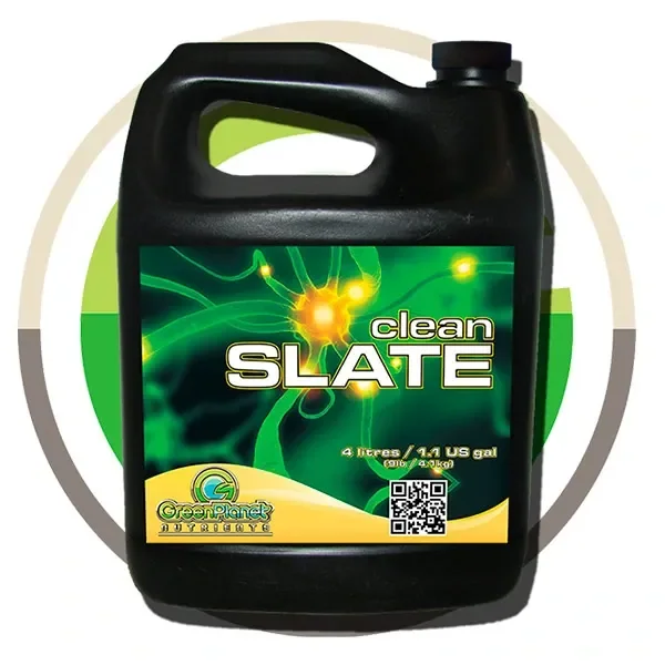 Garrafa negra de Clean Slate Green Planet con asa integrada, tapón negro y etiqueta verde y amarilla con el nombre del producto. Garrafa negra de Clean Slate Green Planet con asa integrada, tapón negro y etiqueta verde y amarilla con el nombre del producto.