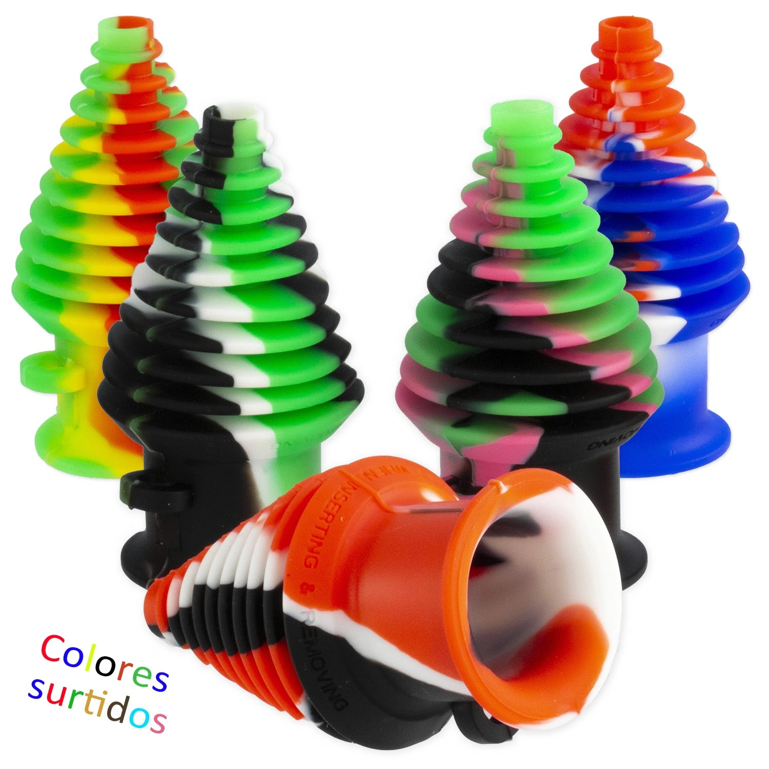 Boquillas de silicona para bong con forma cónica escalonada, en distintas combinaciones multicolor, unas de pie y otra tumbada.