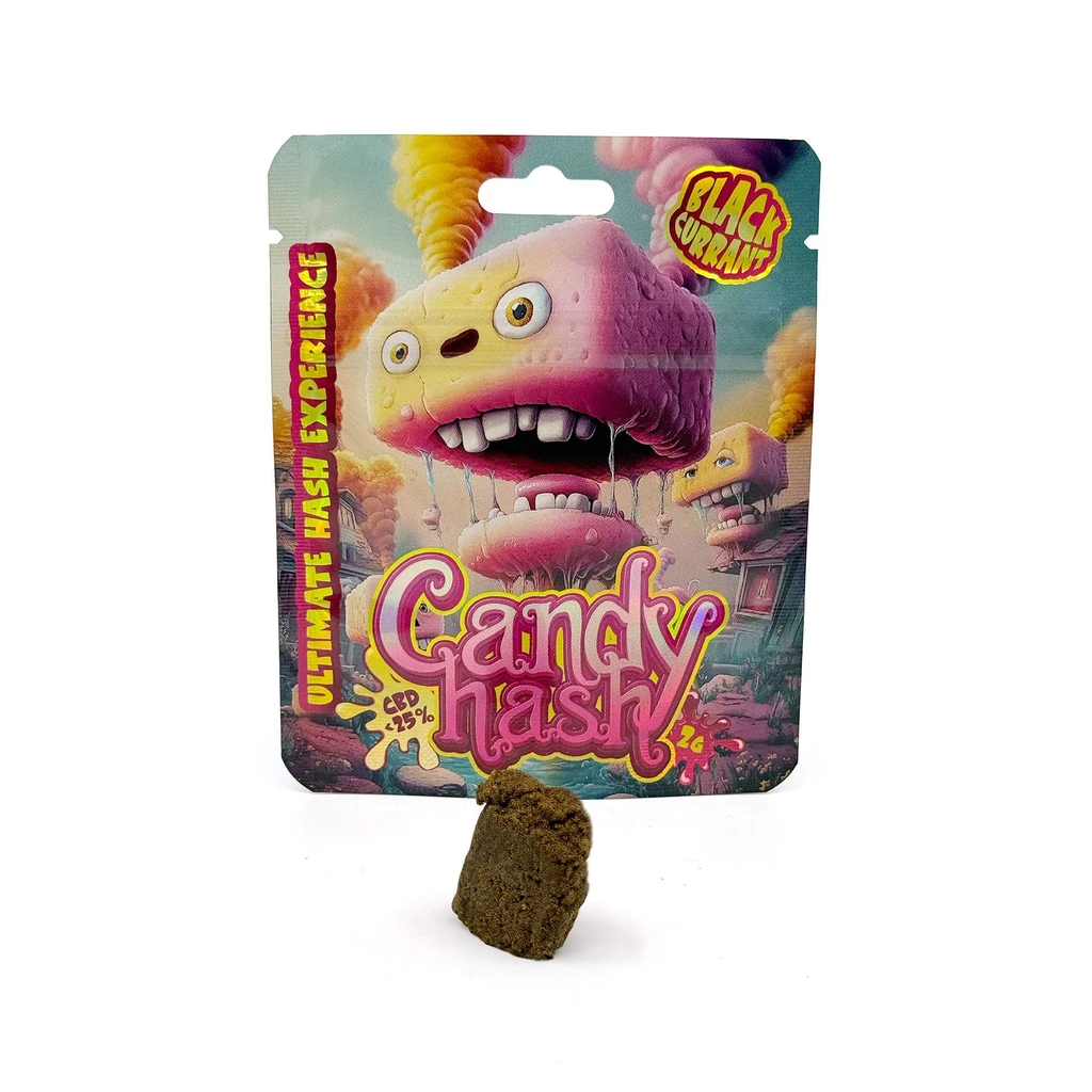 Bloque marrón de Candy Hash Blackcurrant delante de un envase ilustrado con un personaje de boca abierta y letras rosas y amarillas.