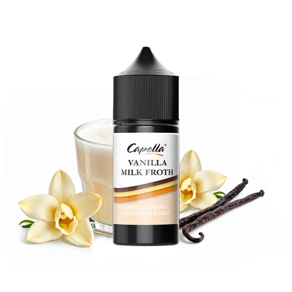 Frasco de Vanilla Milk Froth de Capella con tapón negro, junto a un vaso de bebida cremosa, flores claras y vainas de vainilla.