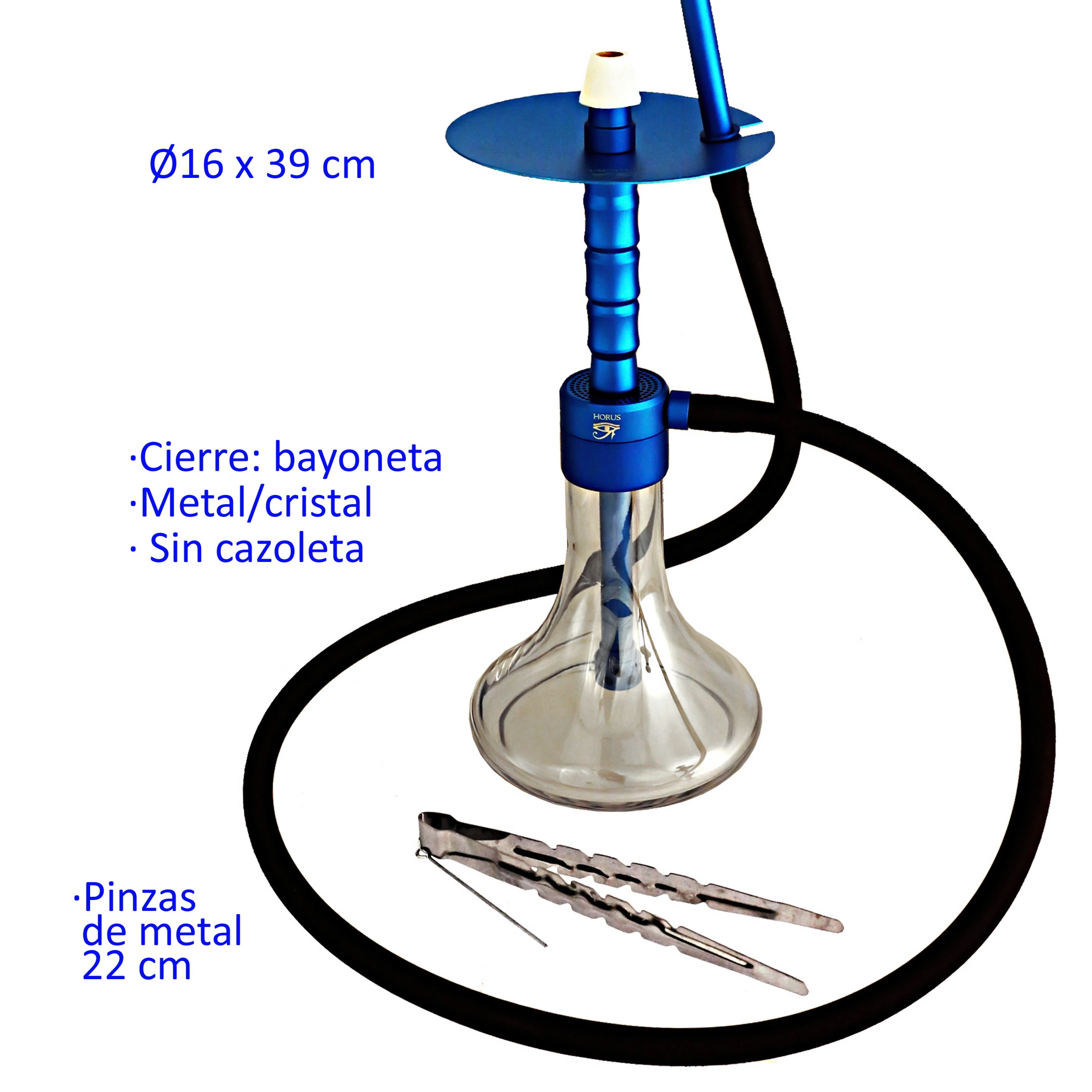 Shisha azul con base transparente, plato superior y manguera negra enrollada alrededor; unas pinzas metálicas aparecen delante. Shisha azul con base transparente, plato superior y manguera negra enrollada alrededor; unas pinzas metálicas aparecen delante.