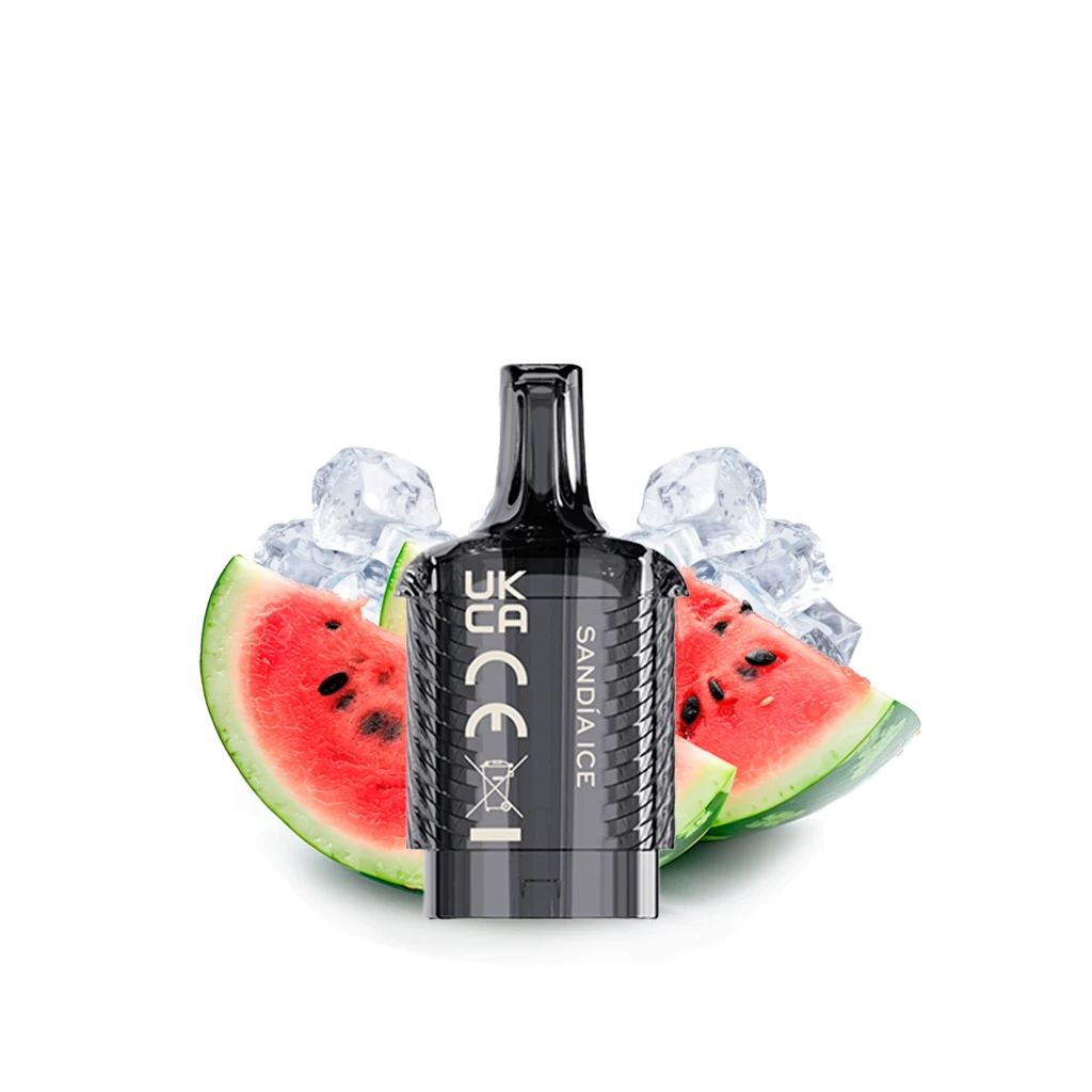 Pod negro Vozol Vista Plug Watermelon Ice con boquilla superior y texto Sandía Ice, delante de rodajas de sandía y cubitos de hielo.