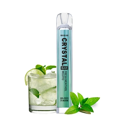 Vapeador SKE Crystal Bar Fresh Menthol Mojito de cuerpo verde claro y boquilla transparente, junto a un vaso con hielo, lima y hojas de menta.