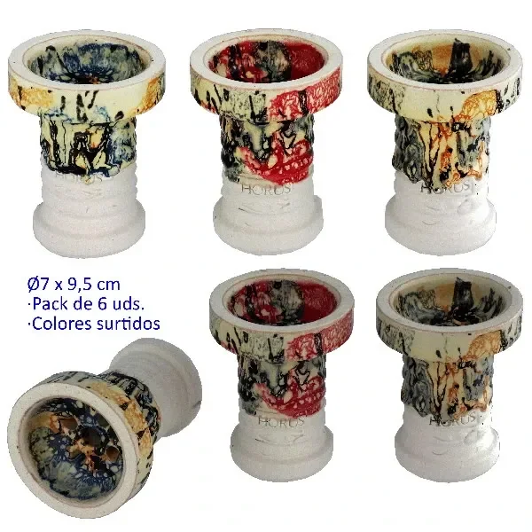 Selección de cazoletas para cachimba con bases blancas y decoraciones en azul, rojo y ocre; cinco de pie y una tumbada mostrando el interior. Selección de cazoletas para cachimba con bases blancas y decoraciones en azul, rojo y ocre; cinco de pie y una tumbada mostrando el interior.