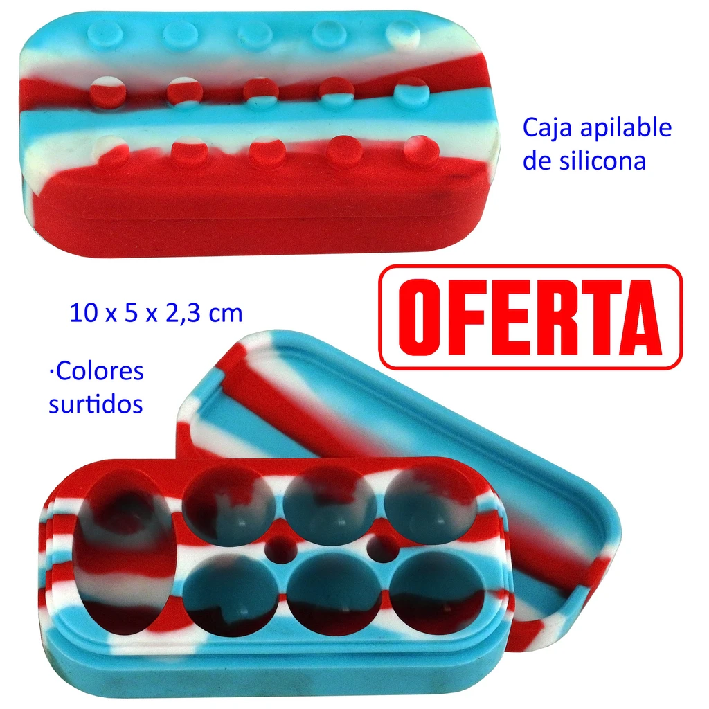 Caja rectangular de silicona con franjas rojas, blancas y azules, mostrada cerrada y abierta con varios huecos interiores.