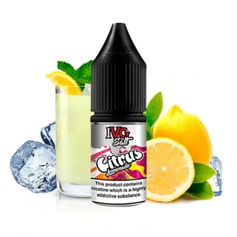 Bote de IVG Salts Citrus Lemonade con tapón negro, junto a un vaso de limonada, limones, hojas verdes y cubitos de hielo.