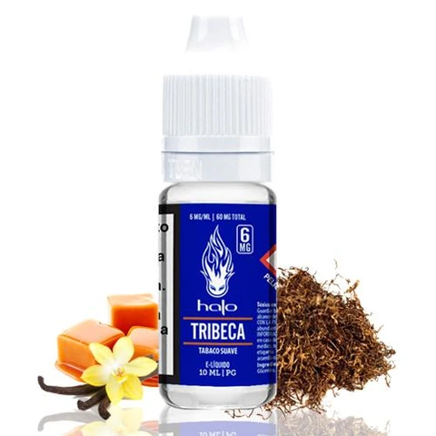 Frasco de Halo Tribeca de 10 ml con etiqueta azul y tapón blanco, rodeado de tabaco, caramelos y una flor de vainilla.