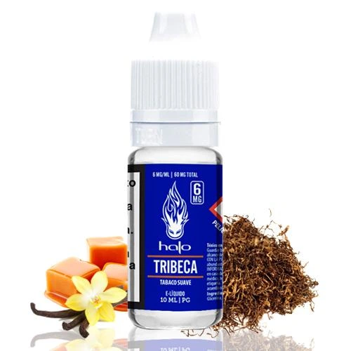 Frasco de Halo Tribeca de 10 ml con etiqueta azul y tapón blanco, rodeado de tabaco, caramelos y una flor de vainilla.