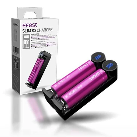 Cargador Efest Slim K2 negro con dos baterías rosas y pantallas azules, junto a su caja blanca.