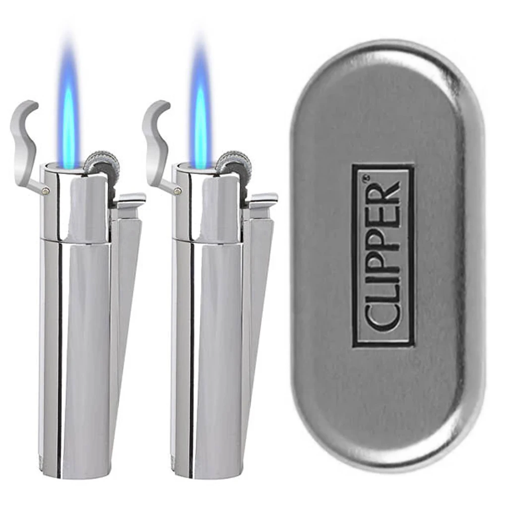 Dos vistas del encendedor Clipper Metal Jet Flame Silver con tapa abierta y llama azul, junto a un estuche plateado con el logotipo.