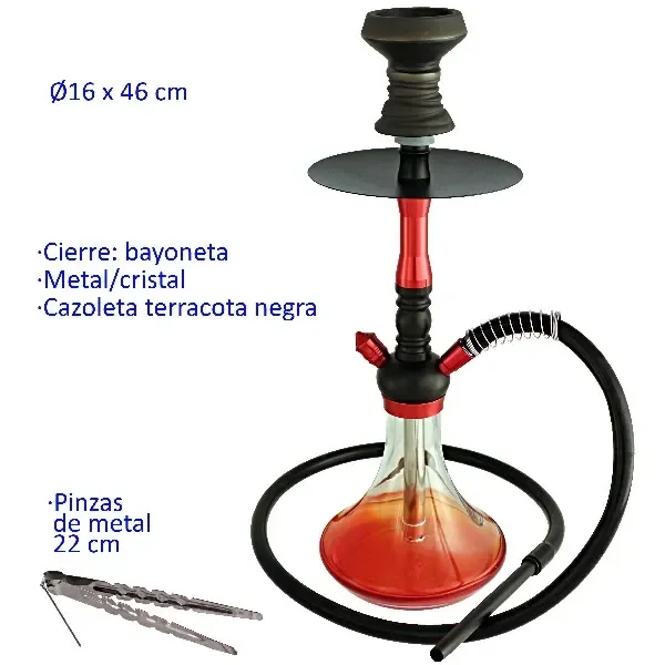 Shisha negra y roja con base transparente de fondo rojo, cazoleta negra, manguera enrollada y pinzas a un lado.