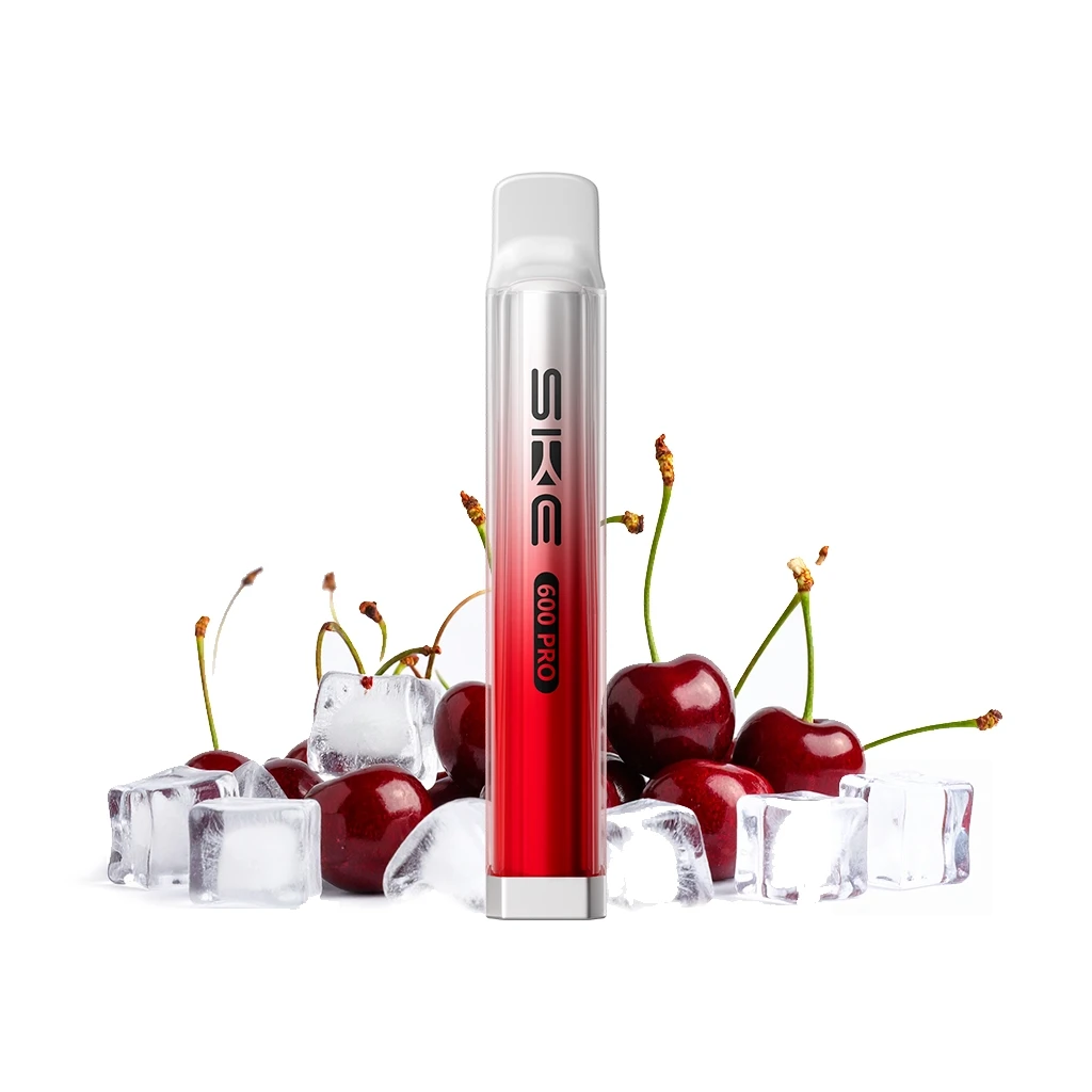 SKE Crystal 600 Pro Cherry Ice en posición vertical, con cuerpo rojo y plateado y boquilla translúcida, rodeado de cerezas y cubitos de hielo.
