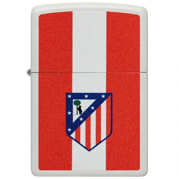 Encendedor Zippo cerrado, visto de frente, con franjas rojas y blancas y el escudo del Atlético de Madrid en el centro.