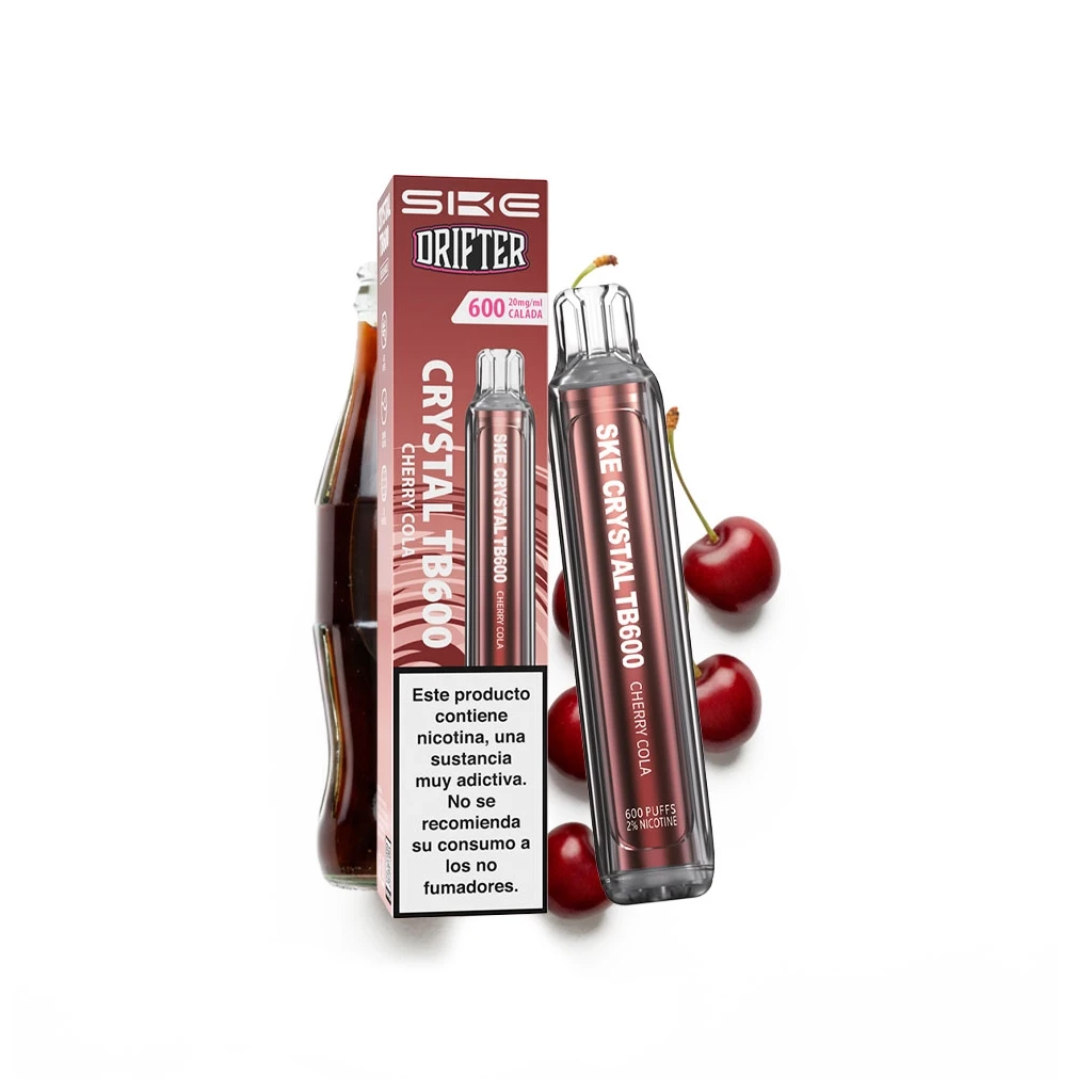 Vaper SKE x Drifter Crystal TB600 Cherry Cola junto a su caja roja, con cerezas y una botella de refresco detrás sobre fondo blanco. Vaper SKE x Drifter Crystal TB600 Cherry Cola junto a su caja roja, con cerezas y una botella de refresco detrás sobre fondo blanco.