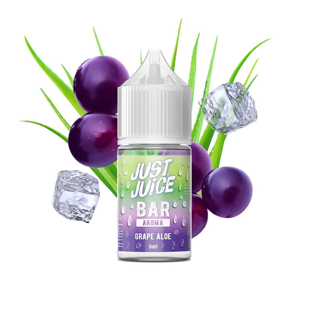 Frasco Just Juice Bar Grape Aloe con tapón blanco y etiqueta verde y morada, rodeado de uvas moradas, hojas de aloe y cubitos de hielo.