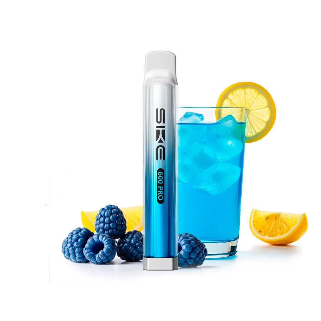 Ske Crystal 600 Pro Blue Razz Lemonade azul y plateado junto a un vaso de bebida azul con hielo, limón y frutos azules. Ske Crystal 600 Pro Blue Razz Lemonade azul y plateado junto a un vaso de bebida azul con hielo, limón y frutos azules.