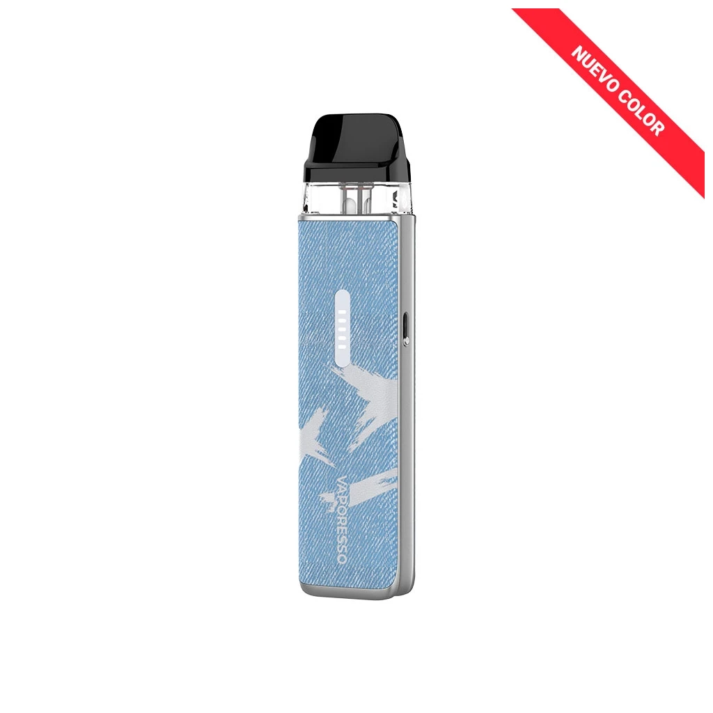 Vaporesso Xros 6 Mini con frontal azul texturizado, motivos blancos, bordes plateados y boquilla negra sobre fondo blanco.