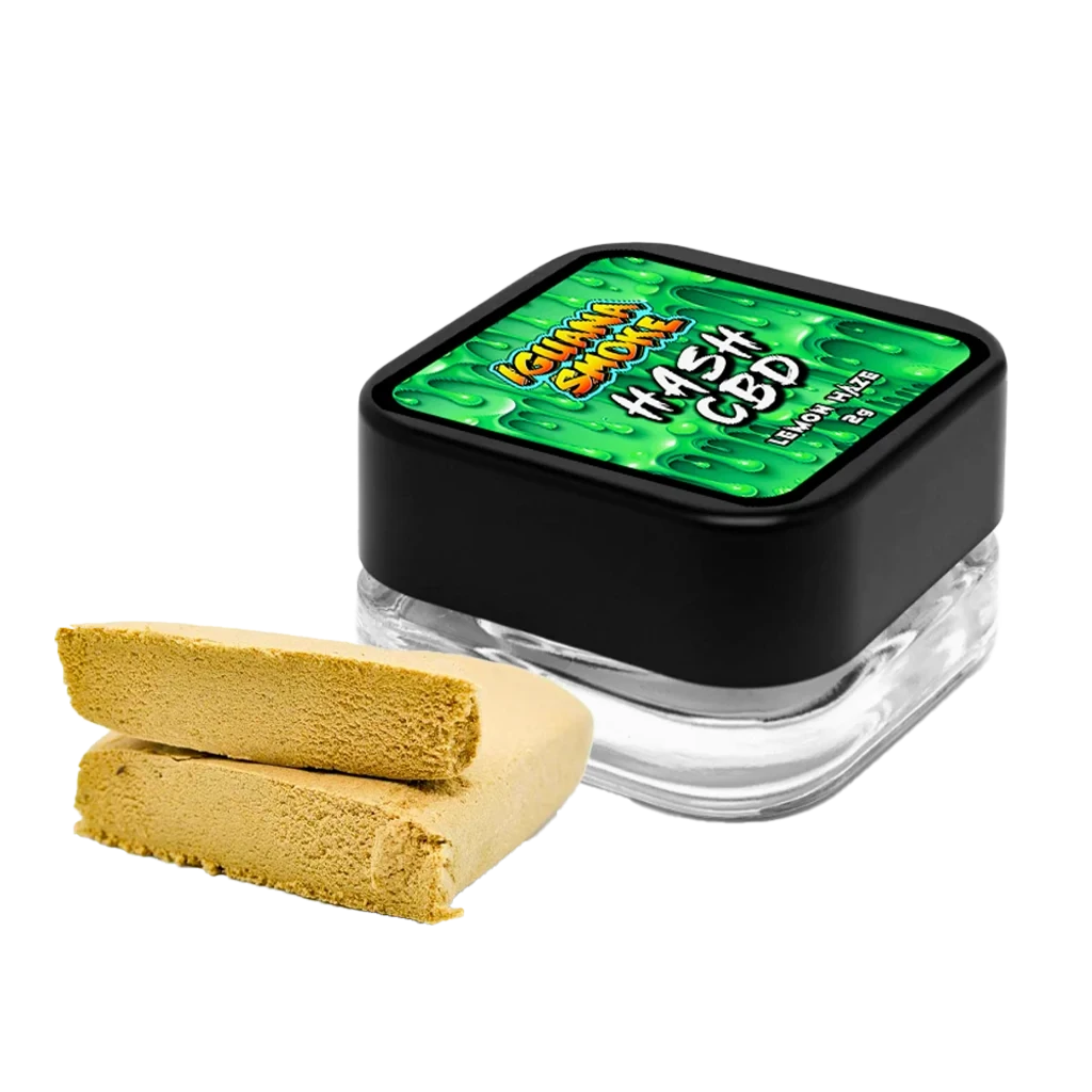 Dos bloques amarillentos de hash junto a un tarro con tapa negra y etiqueta verde de Iguana Smoke Lemon Haze, sobre fondo negro.